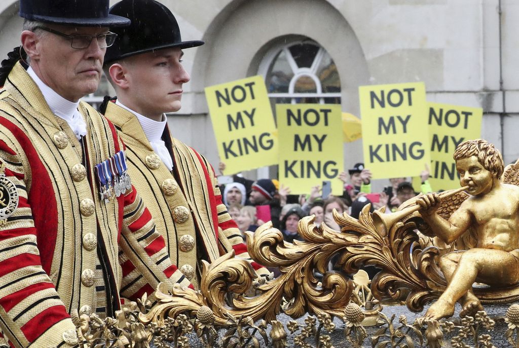 Kereta kerajaan yang membawa Pangeran William, Putri Kate, dan ketiga anaknya melewati para pengunjuk rasa yang ikut datang pada penobatan Raja Charles III di Westminster Abbey, London, Inggris, pada 6 Mei 2023.