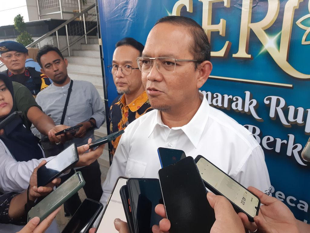 Kepala Kantor Perwakilan Bank Indonesia Cirebon Hestu Wibowo saat diwawancarai di Kota Cirebon, Jawa Barat, Senin (27/3/2023). BI Cirebon menyiapkan uang tunai sebesar Rp 3,74 triliun untuk kebutuhan masyarakat selama Ramadhan.
