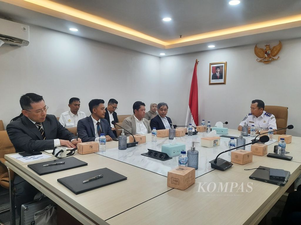 Direktur Angkutan Jalan Kementerian Perhubungan Suharto (kanan) mendengarkan penjelasan mengenai penandatanganan nota kesepahaman antara sekolah mengemudi Indonesia dan Jepang di Jakarta, Kamis (25/1/2024). 