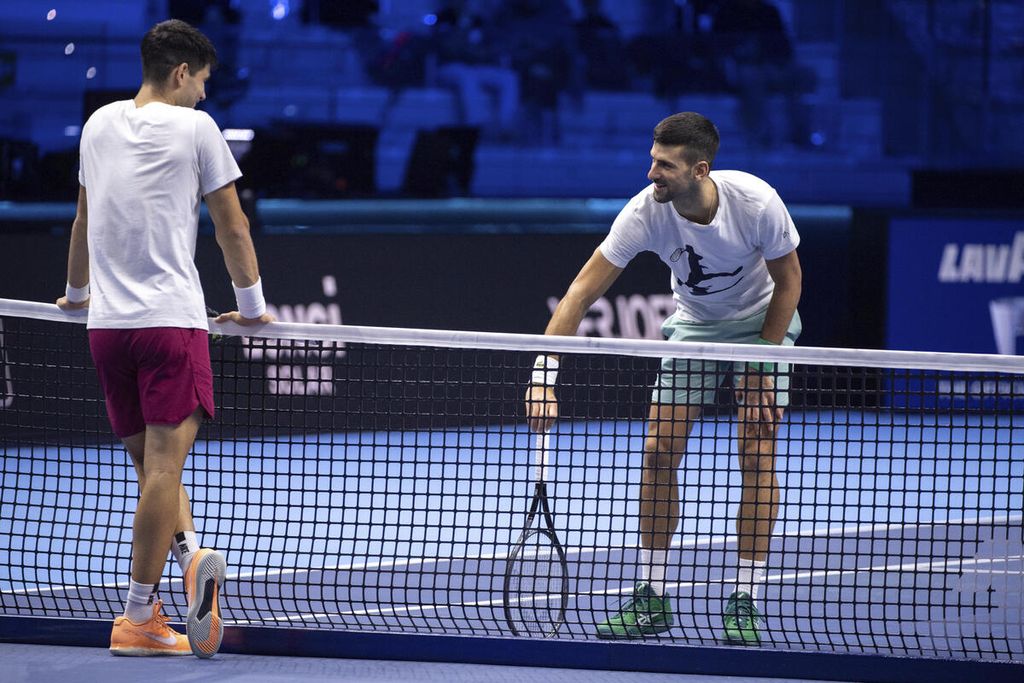 Petenis Spanyol, Carlos Alcaraz (kiri), dan petenis Serbia, Novak Djokovic, saat sesi latihan, Jumat (10/11/2023), di Turin, Italia, menjelang turnamen Final ATP 2023. 