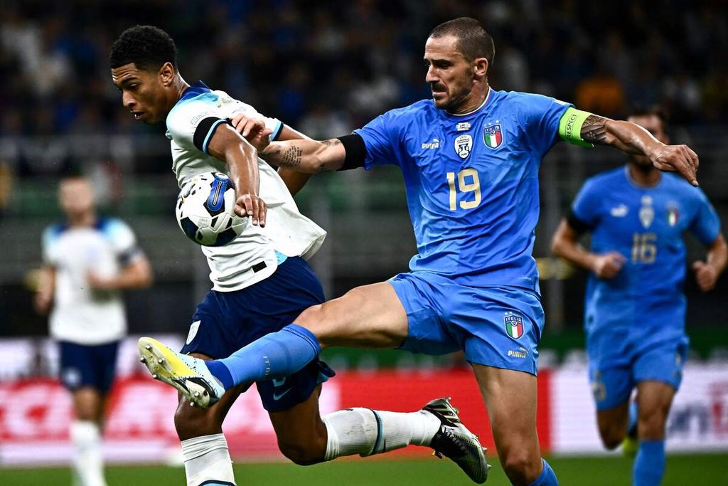 Bek Italia Leonardo Bonucci (kanan) beraksi dalam pertandingan Grup A3 Liga Nasional Eropa antara Italia dan Inggris di Stadion San Siro, Milan, Italia, Minggu (24/9/2022) dini hari WIB. Inggris kalah tipis, 0-1 dari tuan rumah.