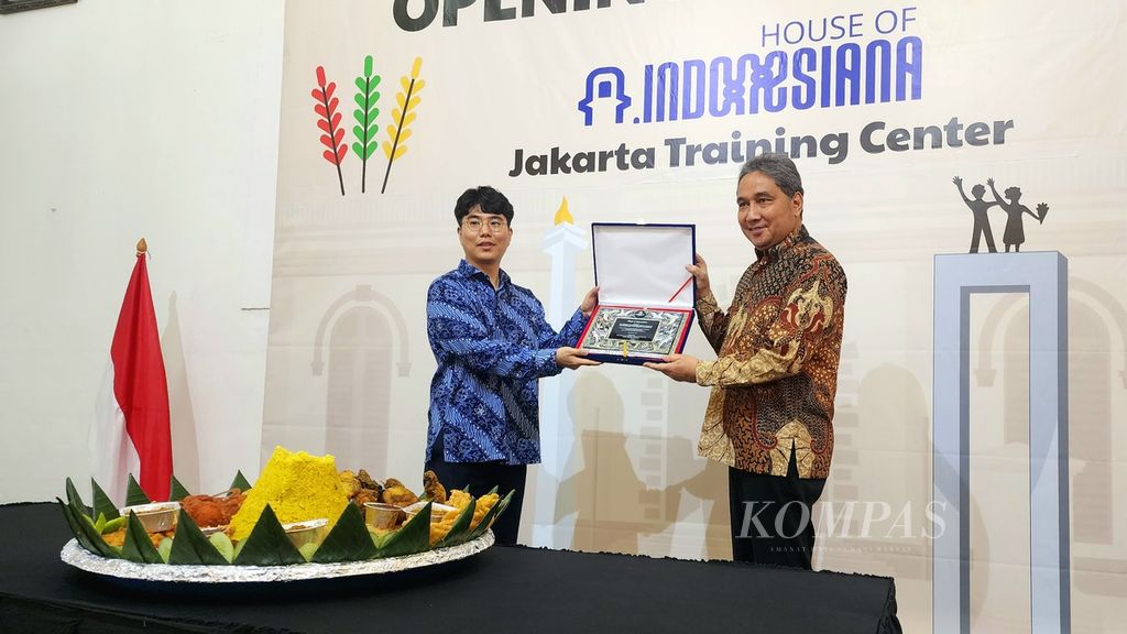 Direktur Hallyu Support Division, Kementerian Kebudayaan, Olahraga, dan Pariwisata Republik Korea Selatan, Sim Min-seok dan Direktur Jenderal Kebudayaan, Kementerian Pendidikan, Kebudayaan, Riset, dan Teknologi Hilmar Farid berfoto bersama saat meluncurkan program Rumah Indonesiana di Museum Kebangkitan Nasional, Jakarta Pusat, Jumat (6/9/2024).