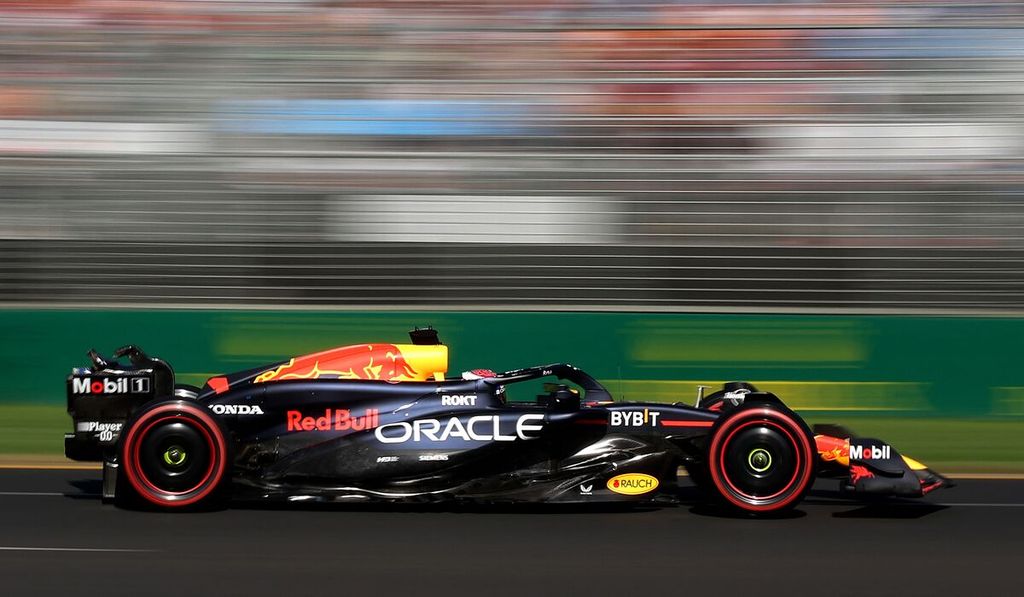 Pebalap Red Bull Racing, Max Verstappen, memacu mobilnya saat sesi kualifikasi Grand Prix Formula 1 seri Australia di Sirkuit Albert Park, Melbourne, Sabtu (23/3/2024). 