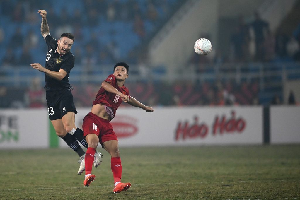 Pesepak bola Indonesia Marc Klok (kiri) berebut bola dengan pesepak bola Vietnam Pham Tuan Hai (kanan) pada pertandingan laga kedua semifinal Piala AFF 2022 di Stadion Nasional My Dinh, Hanoi, Vietnam, Senin (9/1/2023). Indonesia gagal lolos ke babak final setelah kalah 0-2 dari Vietnam. 