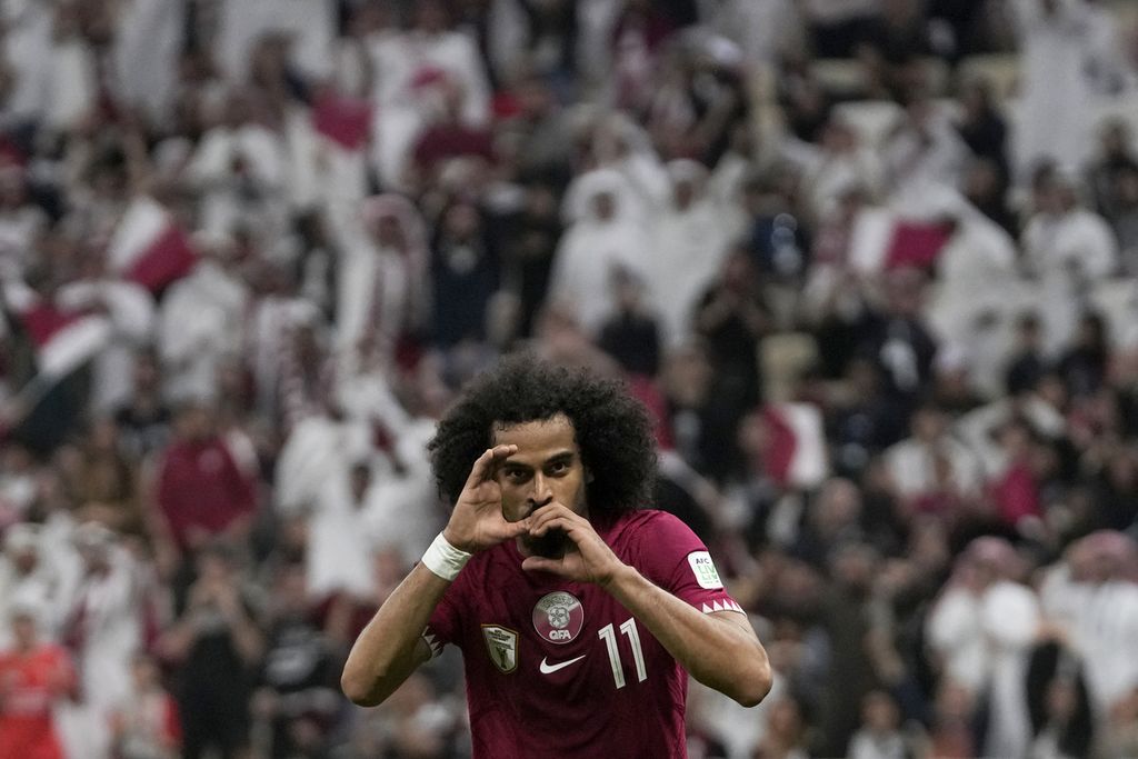 Pemain Qatar Akram Afif melakukan selebrasi setelah mencetak gol pembuka pada pertandingan sepak bola Grup A Piala Asia antara Qatar dan Lebanon di Stadion Lusail, Qatar 12 Januari 2024.