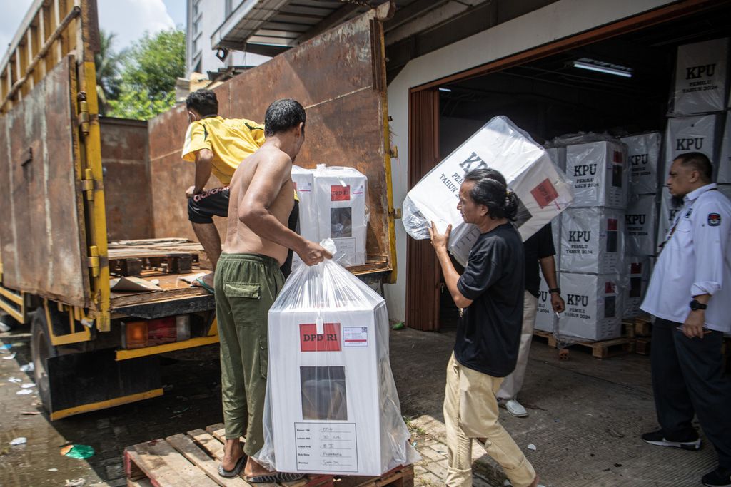 Pekerja mengangkat kotak suara berisi logistik Pemilu 2024 ke atas truk di gudang logistik milik KPU Palembang, Sumatera Selatan, Kamis (8/2/2024).