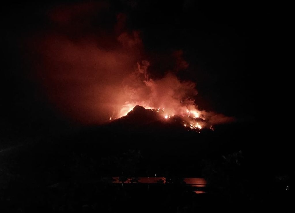Erupsi Gunung Ruang di Kabupaten Sitaro, Sulawesi Utara, terjadi pada Selasa (16/4/2024) malam. Ratusan warga diungsikan.