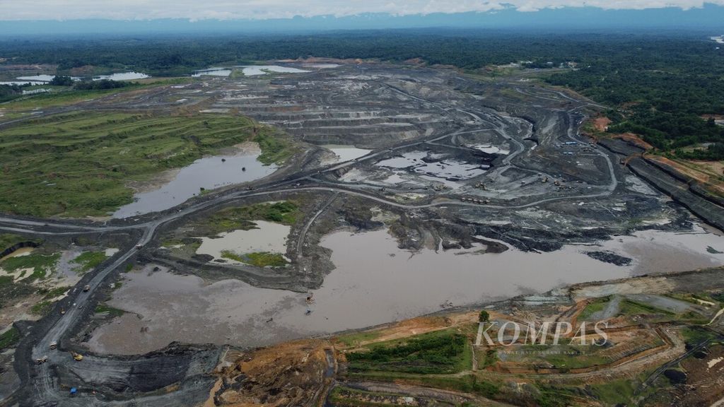 Salah satu lokasi tambang batubara di Kecamatan Meureubo, Kabupaten Aceh Barat, Provinsi Aceh, difoto melalui udara pada Minggu (15/10/2023).