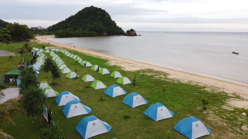 The facility to stay in a tent is an alternative choice for spectators of the Indonesian MotoGP series at the Mandalika Circuit, Central Lombok, West Nusa Tenggara, 18-20 March 2022, due to the limited lodging rooms around the Mandalika Circuit. A number of camping sites have appeared in Lombok, one of which is the Bobobox X Eiger on Kuta beach, Mandalika, which was photographed on Sunday (13/3/2022).