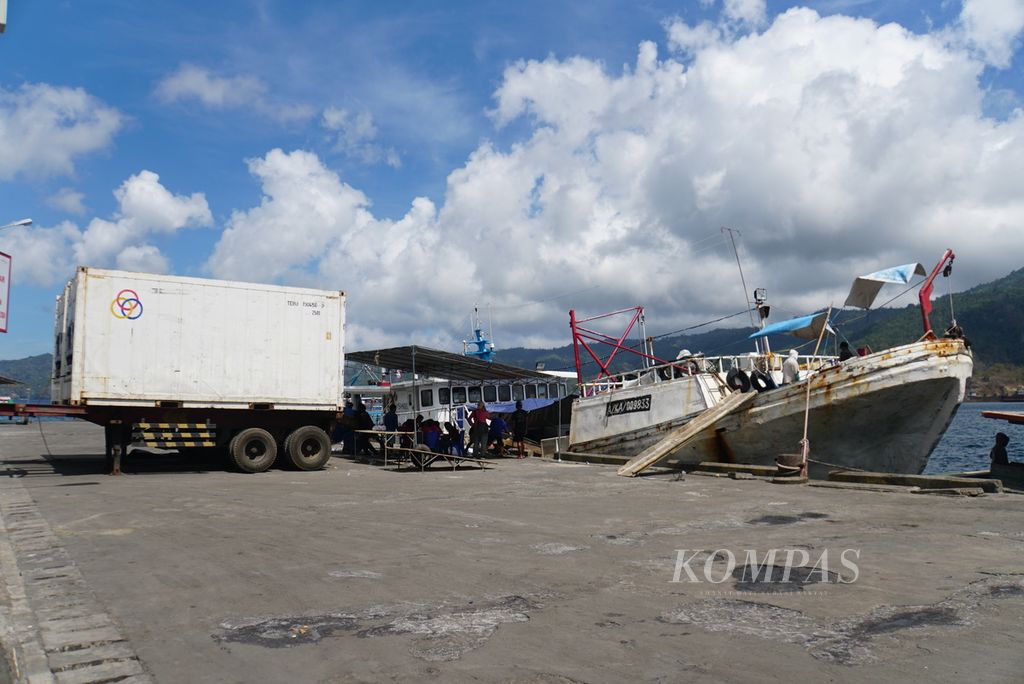 Para pekerja membongkar ikan hasil tangkapan dari Kapal Motor Citra Express 11 berukuran 239 gros ton di Bitung, Sulawesi Utara, Jumat (20/10/2023), dan memuatnya ke peti kemas berpendingin untuk dibawa ke Jakarta. Sepanjang semester I-2023, 21.100 ton ikan didaratkan di PPS Bitung.
