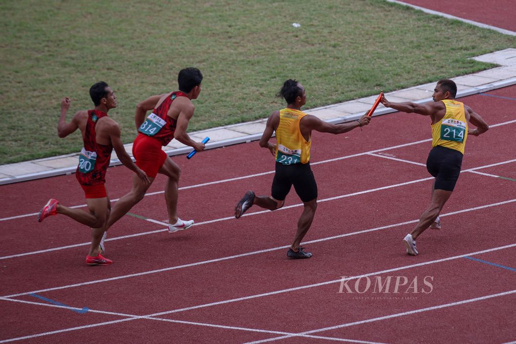 Para pelari memberikan tongkat estafet di cabang olahraga atletik nomor lari 4 x 400 meter estafet putra di PON Aceh-Sumut 2024 di Stadion Madya Atletik Sumut Sport Center, Kabupaten Deli Serdang, Sumatera Utara, Rabu (18/9/2024). Tim Jatim menjadi juara dan meraih medali emas dengan catatan waktu 3:12.86 detik. 