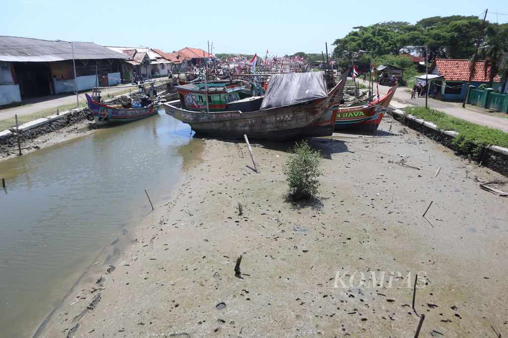 Potret pendangkalan muara di Desa Bandengan, Kecamatan Mundu, Kabupaten Cirebon, Jawa Barat, Rabu (13/4/2022). Pendangkalan tersebut merugikan nelayan setempat.