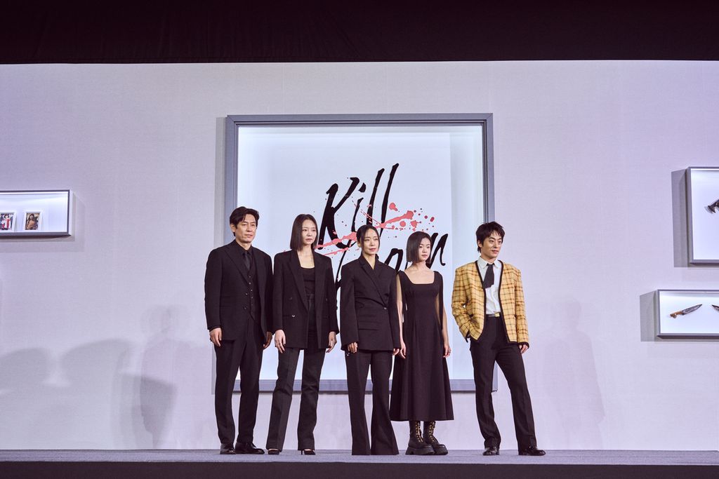 Bintang-bintang Kill Boksoon berpose seusai konferensi pers film laga tersebut di Grand Intercontinental Seoul Parnas, Korea Selatan, Selasa (21/3/2023).