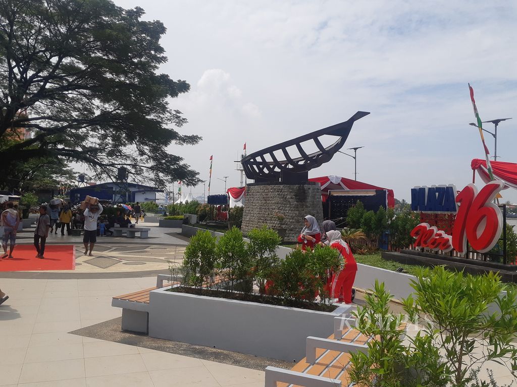 Sejumlah pengunjung berswafoto di Plaza 16 Ilir, Palembang, Sumatera Selatan, Jumat (15/7/2023). Keberadaan plaza ini diharapkan dapat meningkatkan jumlah wisatawan.