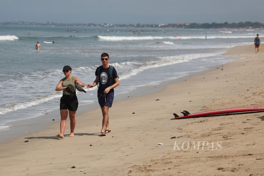 Wisatawan asing mengunjungi Pantai Kuta, Bali, Jumat (11/11/2022).