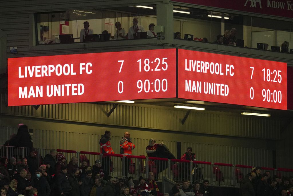 Papan skor menunjukkan hasil akhir pertandingan Liga Inggris antara Liverpool dan Manchester United di Stadion Anfield di Liverpool, Inggris, Minggu (5/3/2023). 