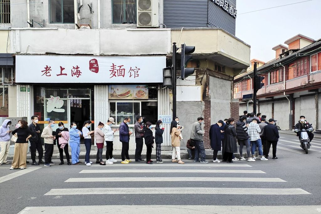 Warga mengantre di sepanjang jalan untuk menjalani tes Covid-19 di sebuah rumah sakit di Shanghai, China, 11 Maret 2022. Otoritas Shanghai memerintahkan warga di seluruh kota untuk tetap tinggal di rumah. Beberapa sekolah, tempat bisnis, restoran, dan mal juga ditutup guna menekan persebaran wabah Covid-19.  