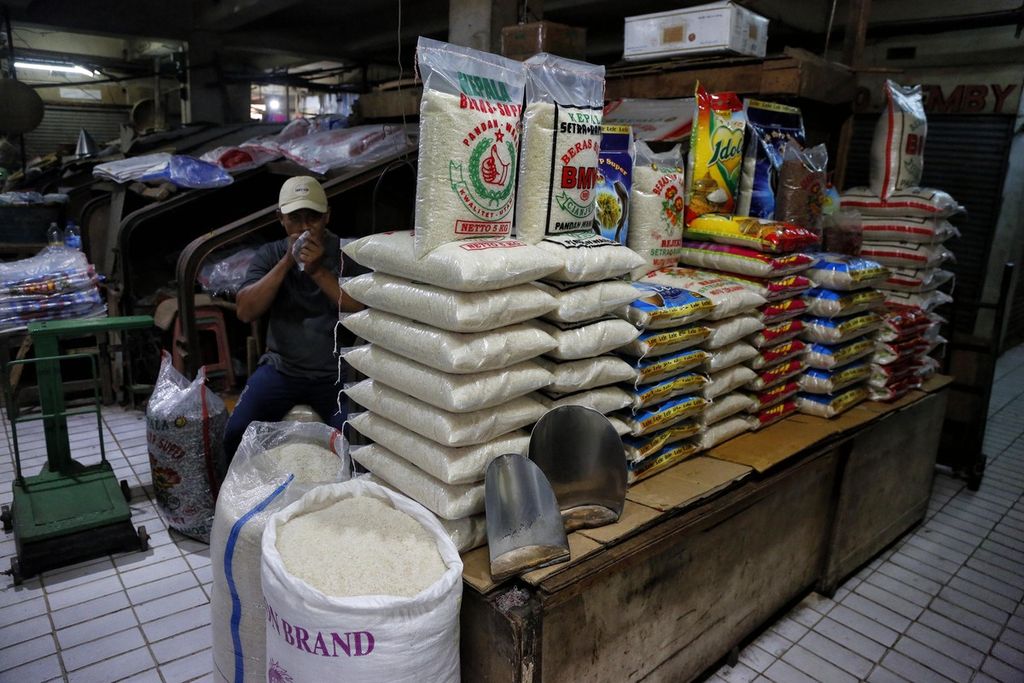 Pedagang beras menunggu pembeli di Pasar Grogol, Jakarta Barat, Rabu (3/5/2023).