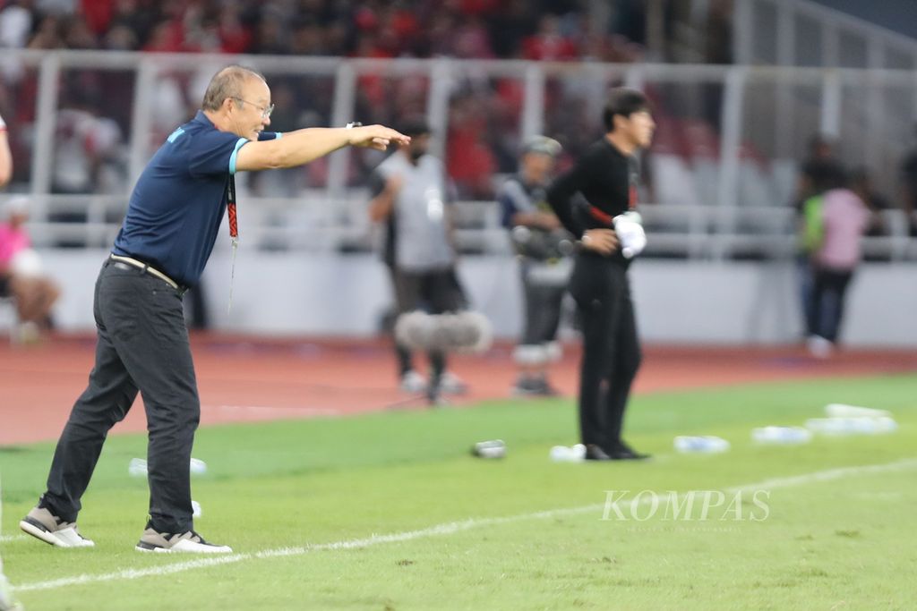 Pelatih Vietnam Park Hang-seo memberi instruksi kepada pemainnya saat Pelatih Timnas Indonesia Shin Tae-yong mengamati pertandingan pada laga pertama semifinal Piala AFF 2022 di Stadion Utama Gelora Bung Karno, Senayan, Jakarta, Jumat (6/1/2023). 