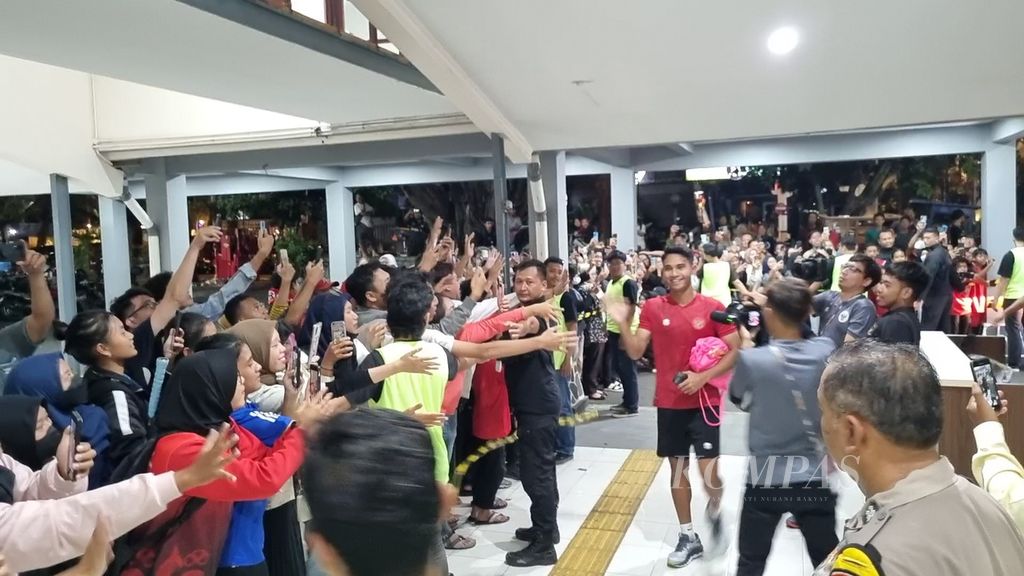 Gelandang tim Indonesia U-23, Marselino Ferdinan, menyambut teriakan dan sapaan pendukung ketika hendak memasuki Stadion Sriwedari, Surakarta, Jawa Tengah, pada sesi latihan, Senin (11/9/2023). Marselino menjadi salah satu magnet bagi fans perempuan.