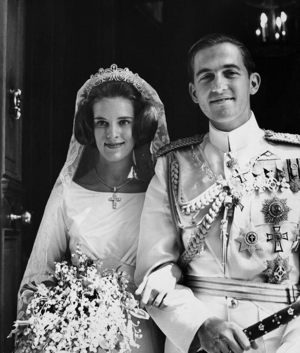 Dalam foto yang diambil pada 18 September 1964 ini terlihat Raja Yunani Constantine II dan istrinya, Ratu Anne-Marie, berfoto pada hari pernikahan mereka di Athena, Yunani. 