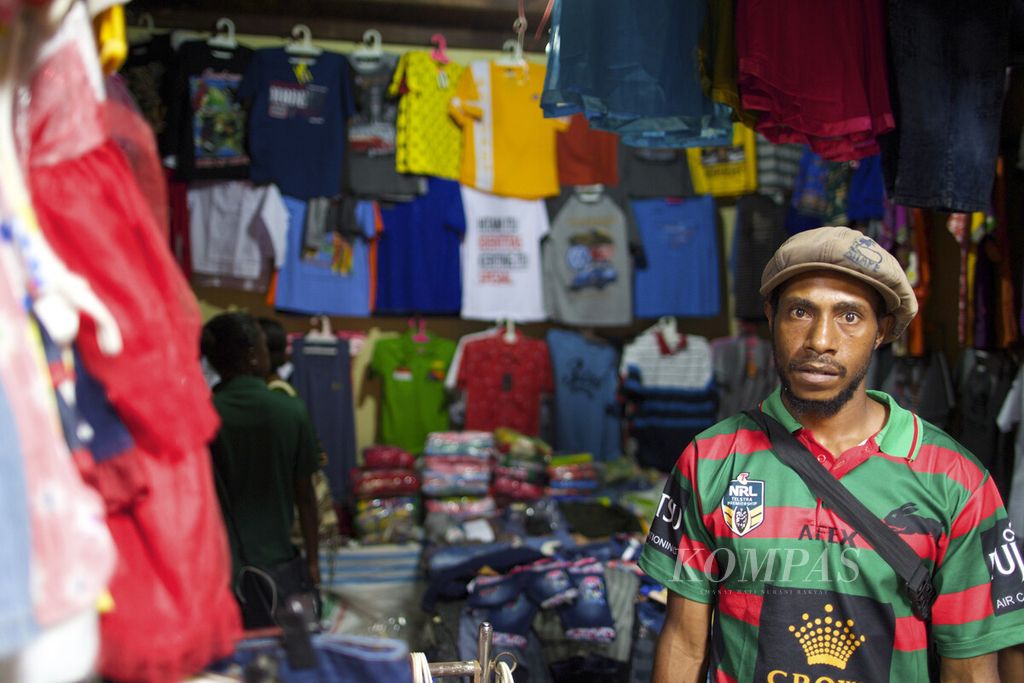 Warga Papua Niugini berbelanja di pasar perbatasan Skouw di Distrik Muara Tami, Jayapura, Papua, pada Juli 2017.