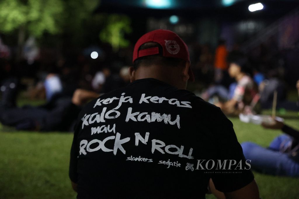 Penggemar grup Slank dari berbagai daerah mendatangi konser Bank Jateng Beautiful Smile Indonesia di pelataran Candi Prambanan, Klaten, Jawa Tengah, Sabtu (17/12/2022) malam. 