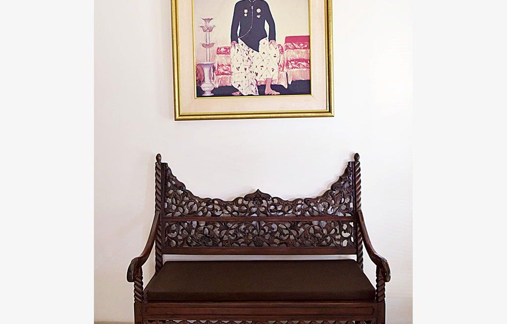 Foto raja Kasunanan Surakarta almarhum Sri Susuhunan Pakubuwana XII menghiasi rumah pelukis Srihadi Soedarsono di kawasan Cipete, Jakarta Selatan