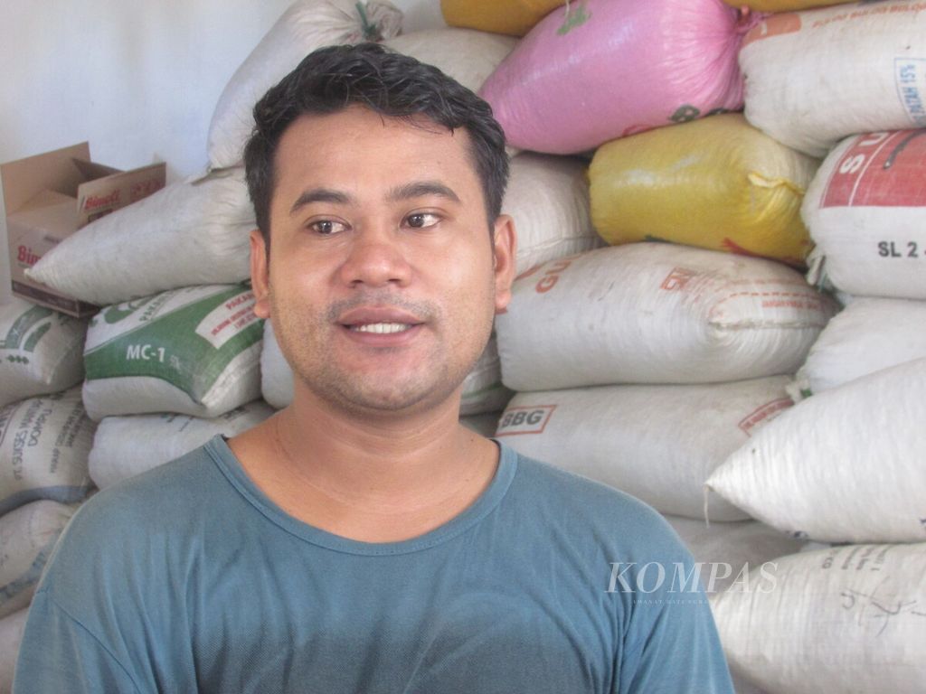 Randy Lakabela di depan tumpukan puluhan karung berisikan marning jagung dan jagung pipilan di tempat usahanya di Maulafa, Kota Kupang, Rabu (27/1/2021). 