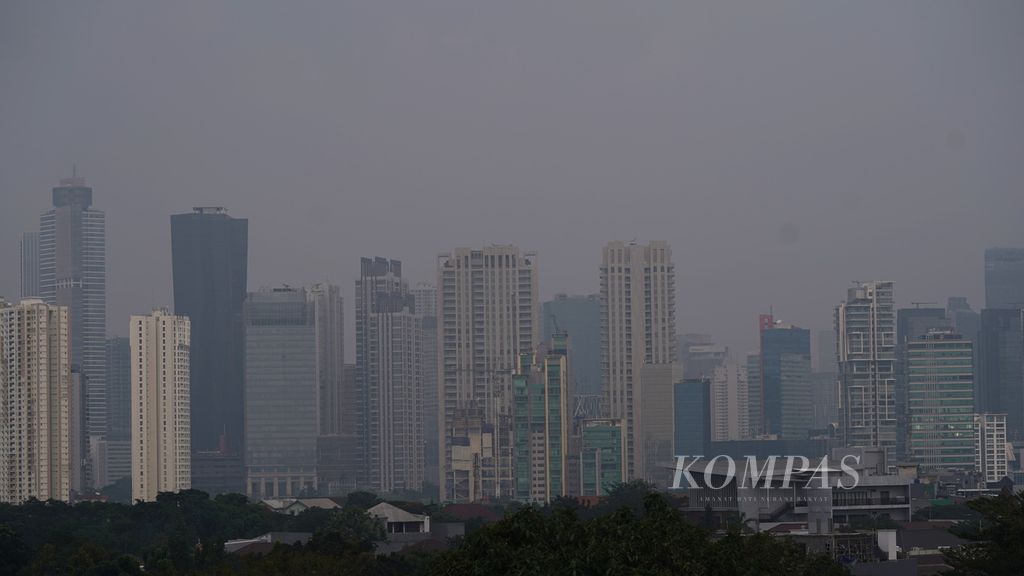 Polusi udara menyelimuti gedung bertingkat di Jakarta, Senin (5/6/2023). 