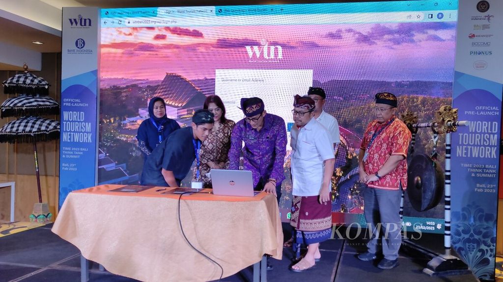 Bali menjadi tuan rumah pertemuan WTN Summit 2023. Serangkaian acara prapeluncuran WTN Summit 2023 di Kuta, Badung, Kamis (23/2/2023), Menteri Pariwisata dan Ekonomi Kreatif Sandiaga Salahuddin Uno (tengah) mengakses laman WTN, yang disiapkan untuk forum WTN Summit 2023. 