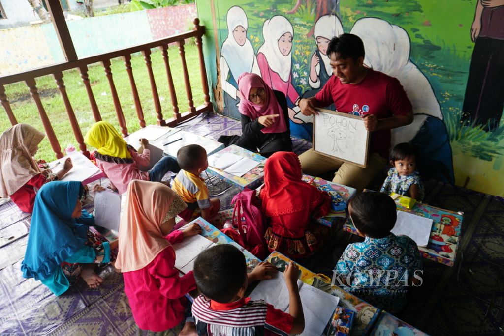 Ismail Pong, salah satu pegiat literasi, memberikan pengajaran terkait literasi baca-tulis kepada sejumlah anak-anak di Taman Bacaan Masyarakat yang didirikannya, yaitu Rumah Baca Bakau, Deli Serdang, Sumatera Utara, Minggu (9/9/2018). Selain membaca dan menulis, Ismail juga mengajarkan mengenai pentingnya menjaga lingkungan di desa tersebut.