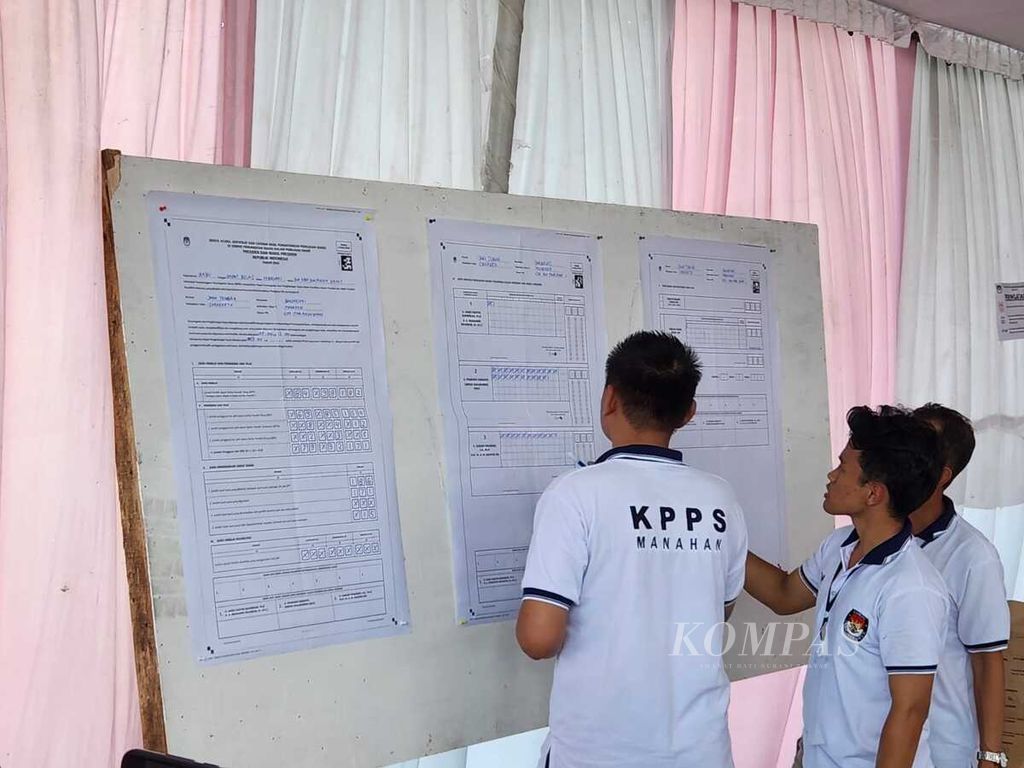 Proses penghitungan suara di Tempat Pemungutan Suara (TPS) 34, Kelurahan Manahan, Kecamatan Banjarsari, Kota Surakarta, Jawa Tengah, Rabu (14/2/2024).