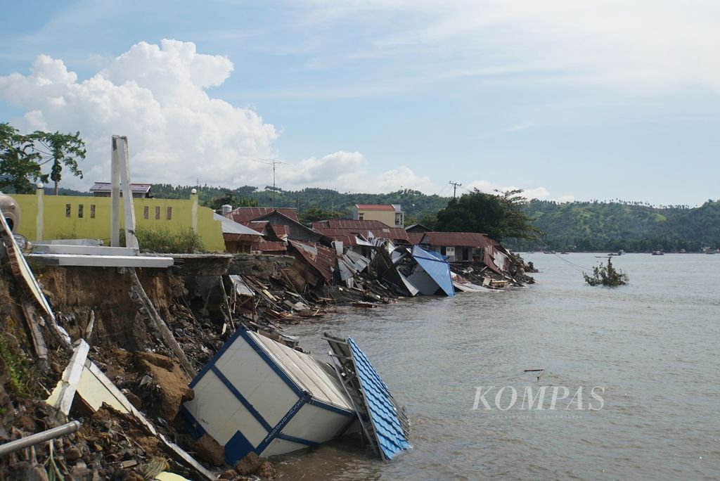 Reruntuhan rumah masih terlihat di area longsoran tanah reklamasi di bibir Pantai Amurang, Minahasa Selatan, Sulawesi Utara, Jumat (17/6/2022).