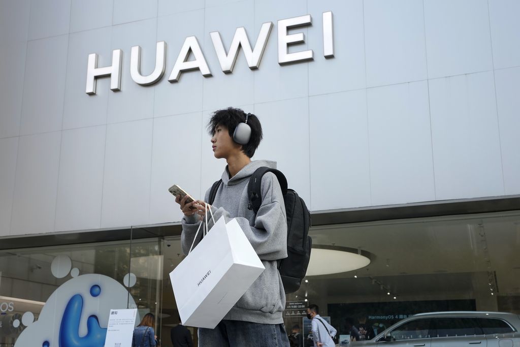 Seorang konsumen berdiri di depan sebuah toko resmi Huawei di Beijing, 25 September 2023. Akhir April 2024, Huawei meluncurkan Huawei Pura 70 Ultra yang dikembangkan menggunakan berbagai komponen semikonduktor buatan dalam negeri. 