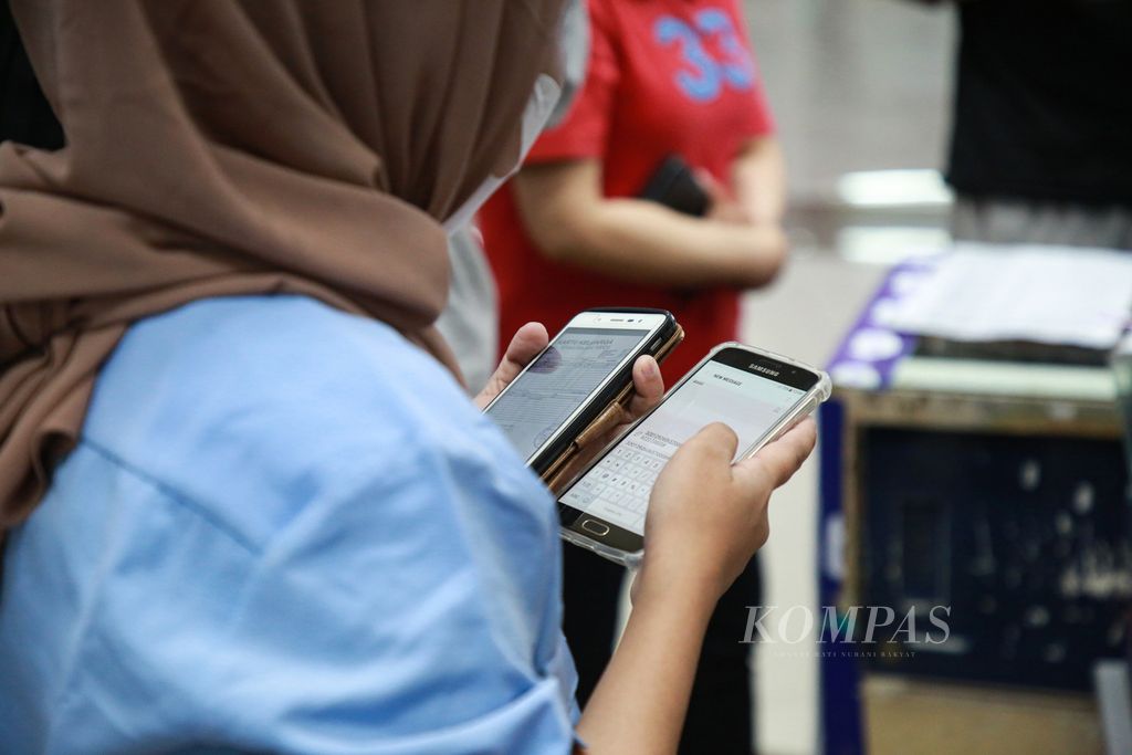 Pramuniaga membantu pembeli untuk registrasi kartu SIM telepon seluler baru di salah satu gerai di pusat perbelanjaan seluler di kawasan Cideng, Gambir, Jakarta Pusat, Minggu (4/9/2022).