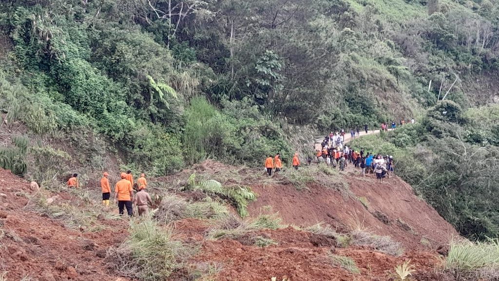Badan jalan tertimbun material longsoran dari dinding tebing yang runtuh di Kecamatan Bastem Utara, Luwu, Sulawesi Selatan, Senin (26/2/2024).