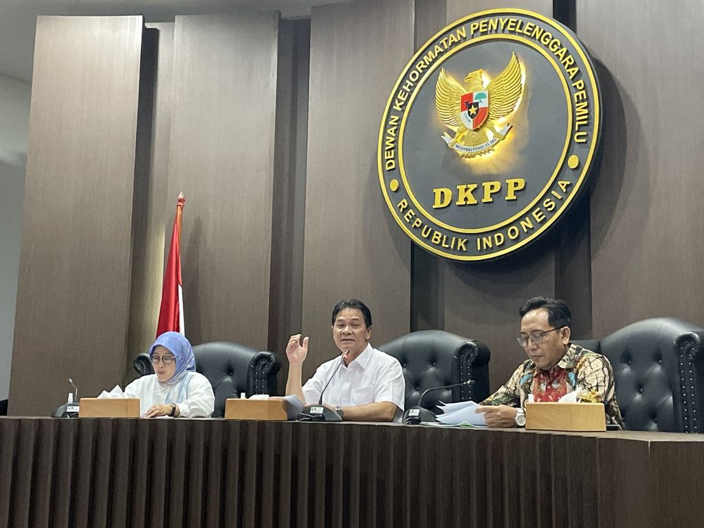 Ketua DKPP Heddy Lugito diapit oleh anggota DKPP, I Dewa Kade Wiarsa Raka Sandi (kanan) dan Ratna Dewi Pettalolo, dalam jumpa pers "Catatan Akhir Tahun DKPP untuk Pemilu 2024 yang Berintegritas dan Bermartabat" di Jakarta, Sabtu (31/12/2022).
