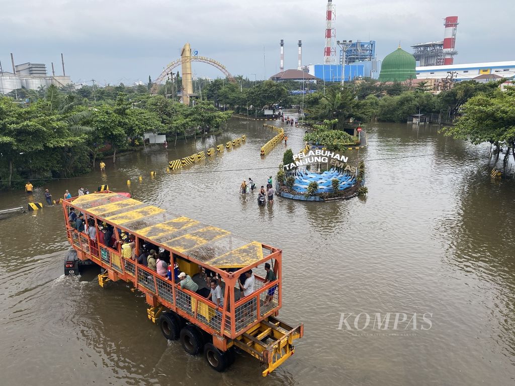 Truk yang mengangkut sejumlah pekerja menerjang banjir rob di pintu masuk Pelabuhan Tanjung Emas Semarang, Kecamatan Semarang Utara, Kota Semarang, Jawa Tengah, akhir Mei 2022. 