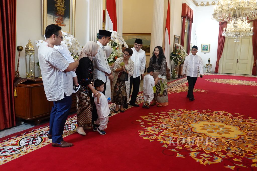 Presiden Joko Widodo menggelar <i>open house </i>atau gelar griya di Istana Negara, Jakarta, Rabu (10/4/2024). <i>Open house </i>diselenggarakan seusai Presiden Joko Widodo dan Ibu Iriana Joko Widodo melaksanakan shalat Idul Fitri 1445 Hijriah di Masjid Istiqlal, Jakarta. Salah satu menteri yang hadir dalam <i>open house </i>itu<i></i>adalah Menteri Luar Negeri Retno Marsudi dan keluarganya.