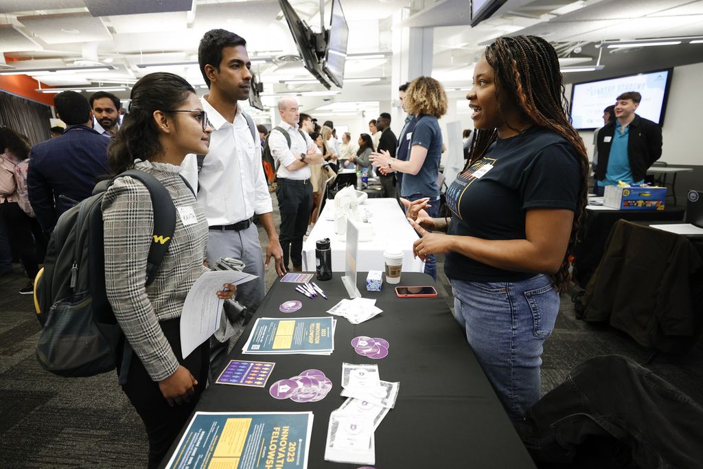 Mahasiswa Georgia State University, Kavita Javalagi (kiri) dan Gana Natarajan (kedua dari kiri), berbincang dengan Shetundra Pinkston selama bursa kerja the Startup Student Connection yang digelar pada 29 Maret 2023 di Atlanta. 