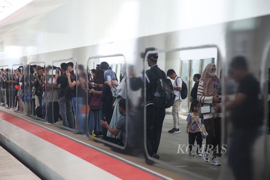 Refleksi penumpang di bodi kereta cepat Whoosh saat tiba di Stasiun Padalarang, Kabupaten Bandung Barat, Jawa Barat, Senin (12/11/2023). 