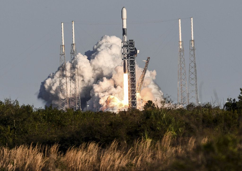 Roket Falcon 9 milik SpaceX lepas landas di Cape Canaveral, California, Amerika Serikat, Minggu (25/2/2024). Roket itu membawa 24 satelit Starlink yang akan dilepas ke orbit.  
