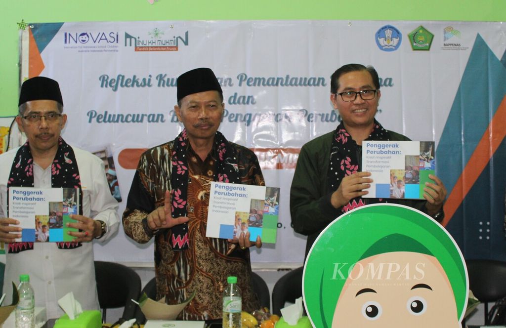 Kepala Dinas Pendidikan dan Kebudayaan Kabupaten Sidoarjo Tirto Adi (tengah) di Madrasah Ibtidaiyah Nahdlatul Ulama KH Mukmin, Sidoarjo, Jawa Timur, Selasa (3/10/2023).