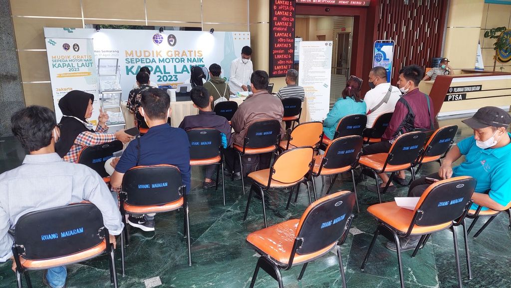 Warga mendaftar mudik gratis dengan kapal laut untuk angkutan Lebaran 2023 di kantor Kementerian Perhubungan di Jakarta, Jumat (24/3/2023). Pendaftaran mudik gratis kapal laut dibuka dari 23 Maret sampai 5 April 2023 dengan rute pelayaran Jakarta-Semarang.