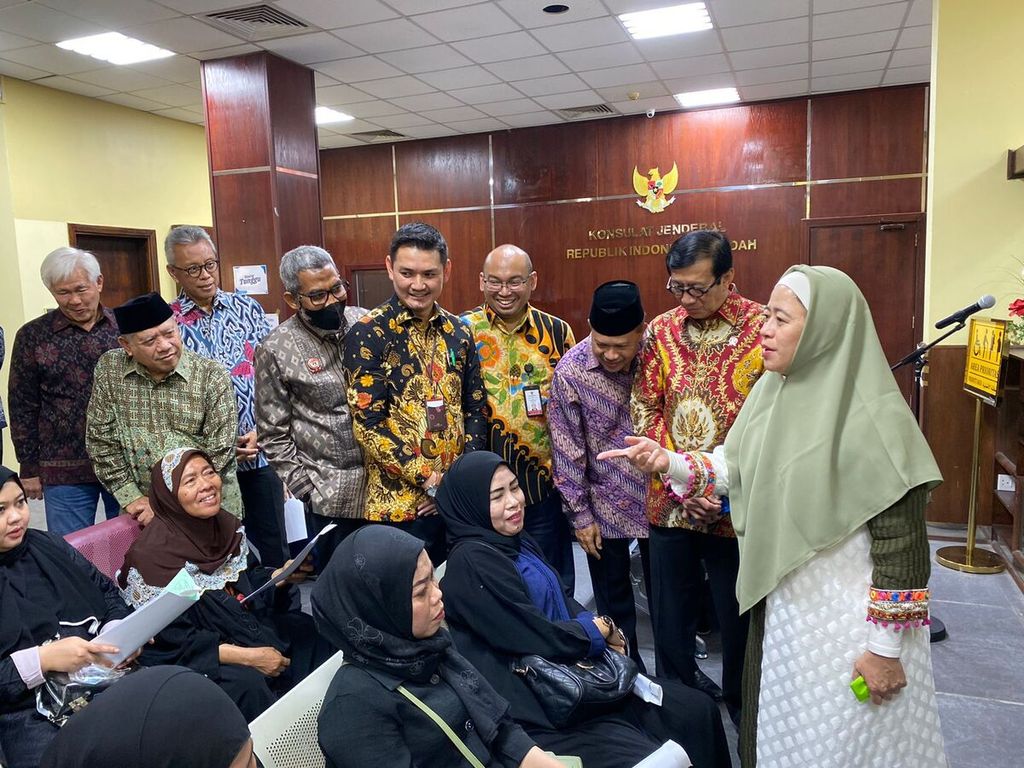 Menteri Hukum dan HAM RI Yasonna H Laoly (kedua dari kanan) bersama dengan Ketua DPR RI Puan Maharani (kanan) memberikan paspor secara simbolik kepada warga negara Indonesia (WNI) yang izin tinggalnya melebihi batas waktu yang tertulis dalam visa (<i>overstay</i>) di Jeddah, Arab Saudi, Rabu (7/12/2022).