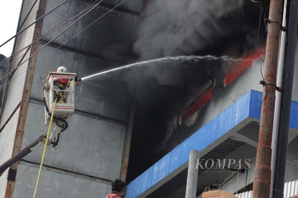 Petugas berusaha memadamkan api yang membakar gedung pusat belanja modern, Suzuya Mall, di Kota Banda Aceh, Provinsi Aceh, Senin (4/4/2022). Polisi masih menyelidiki penyebab kebakaran. Adapun  kerugian ditaksir mencapai miliaran rupiah.