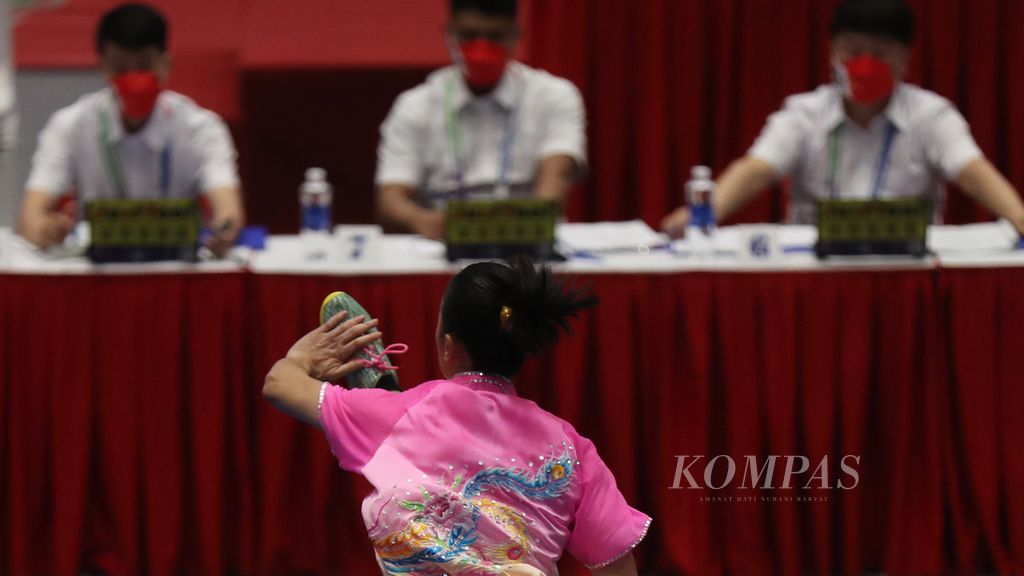 Penampilan atlet wushu Indonesia, Nandhira Mauriskha, di hadapan para juri dalam nomor <i>jianshu </i>putri SEA Games Vietnam 2021 di Cau Giay Gymnasium, Hanoi, Vietnam, Jumat (13/5/2022). Nandhira meraih medali perak.