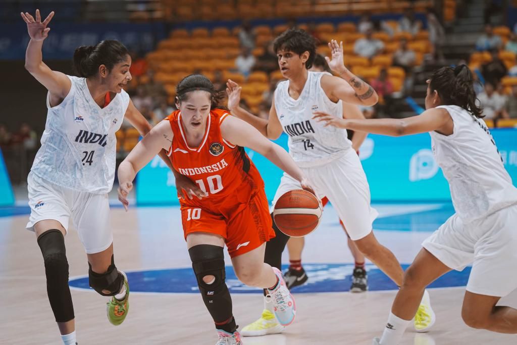 <i>Forward </i>timnas basket putri Indonesia, Karen Priscilla Annabel, menguasai bola dalam laga Grup A melawan India di Shaoxing Olympic Sport Centre Gymnasium, Hangzhou, Rabu (27/8/2023) malam. Dalam laga yang didominasi India sejak awal itu, timnas Indonesia kalah, 46-66.