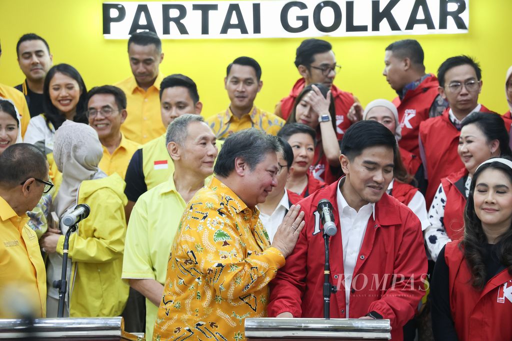 Ketua Umum Partai Solidaritas Indonesia Kaesang Pangarep (kedua dari kanan) dan Ketua Umum Partai Golkar Airlangga Hartarto (ketiga dari kanan) bersiap memberikan keterangan pers seusai pertemuan di kantor DPP Partai Golkar, Jakarta, Kamis (11/7/2024). Pertemuan ini merupakan rangkaian safari politik yang dilakukan Kaesang setelah bertemu pimpinan Partai Keadilan Sejahtera. 